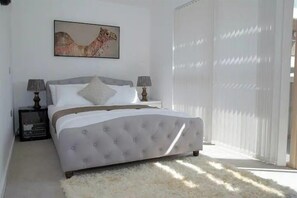 2 bedrooms, iron/ironing board, WiFi, bed sheets - Near Dlr station-Family-Sleeps 4-Pets-Parking (London)