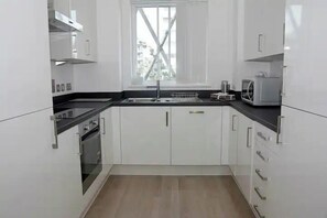Fridge, microwave, oven, stovetop - Near Dlr station-Family-Sleeps 4-Pets-Parking (London)