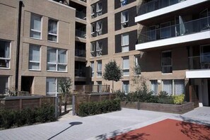 Exterior - Near Dlr station-Family-Sleeps 4-Pets-Parking (London)