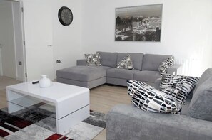 TV - Near Dlr station-Family-Sleeps 4-Pets-Parking (London)