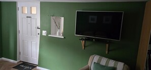 Living area - Modern Cardiff Studio near Central & Castle (Cardiff)