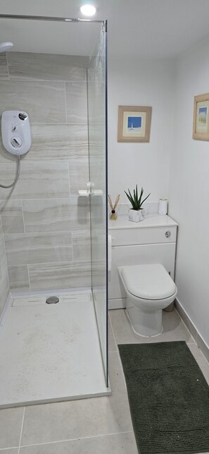 Bathroom - Modern Cardiff Studio near Central & Castle (Cardiff)