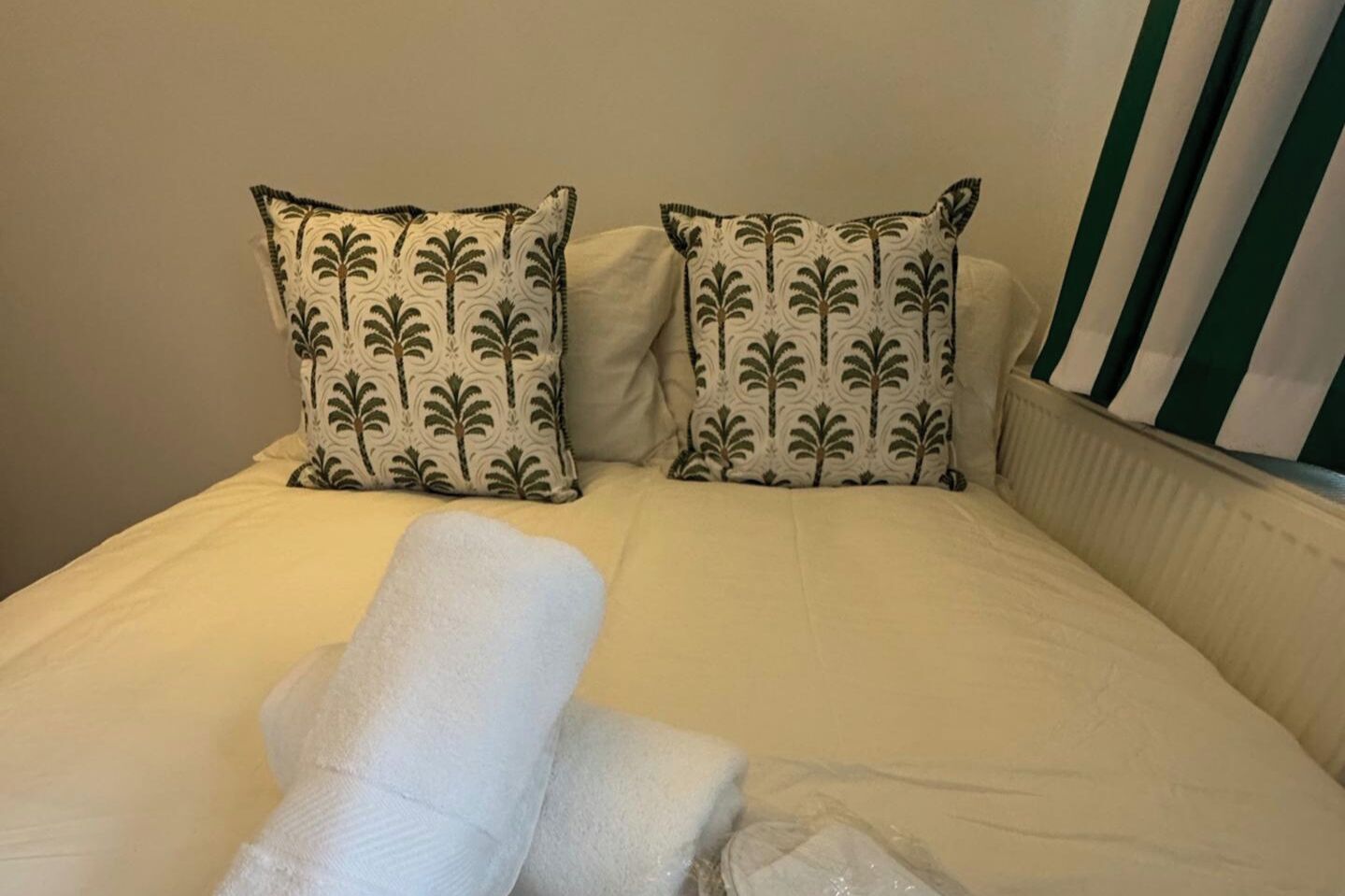 Tabla de planchar con plancha, wifi y ropa de cama 