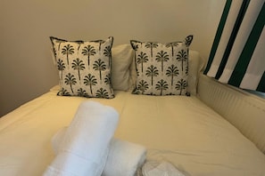 Iron/ironing board, WiFi, bed sheets