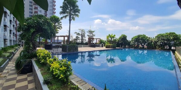 Outdoor pool - Vida View Apartment by Vida Connect (Makassar)