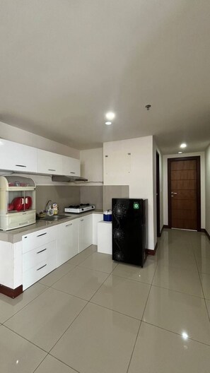 Apartment, 3 Bedrooms, City View | Private kitchen - Vida View Apartment by Vida Connect (Makassar)