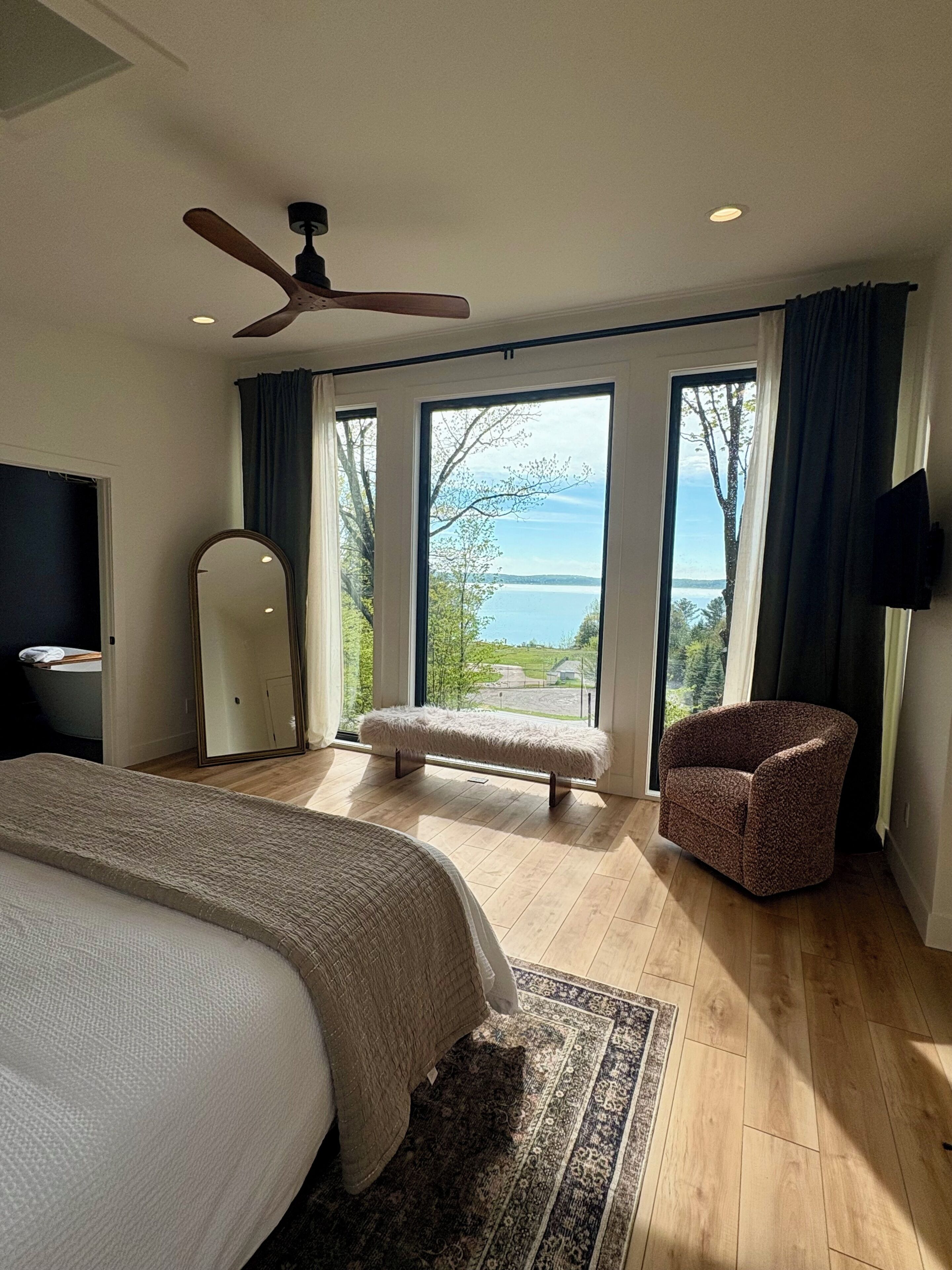 5 bedrooms, iron/ironing board, WiFi, bed sheets