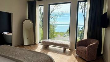 5 bedrooms, iron/ironing board, WiFi, bed sheets