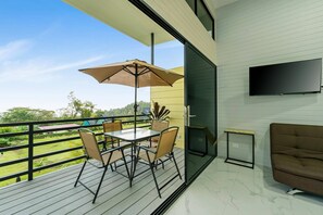 Outdoor dining - Honeybee B: Peaceful Nature Haven near Arenal (La Fortuna)