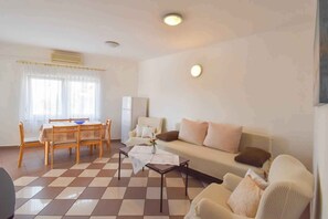 TV - Holiday flat with air conditioning and balcony (Biograd na Moru)