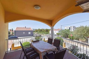 Outdoor dining - Holiday flat with air conditioning and balcony (Biograd na Moru)