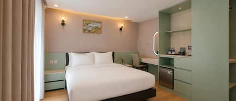 Executive Suite, Balcony | WiFi (free), bed sheets