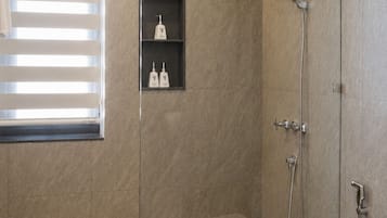Habitación Premium, 1 cama Queen size | Baño | Regadera, amenidades de baño gratuitas, secadora de cabello, toallas