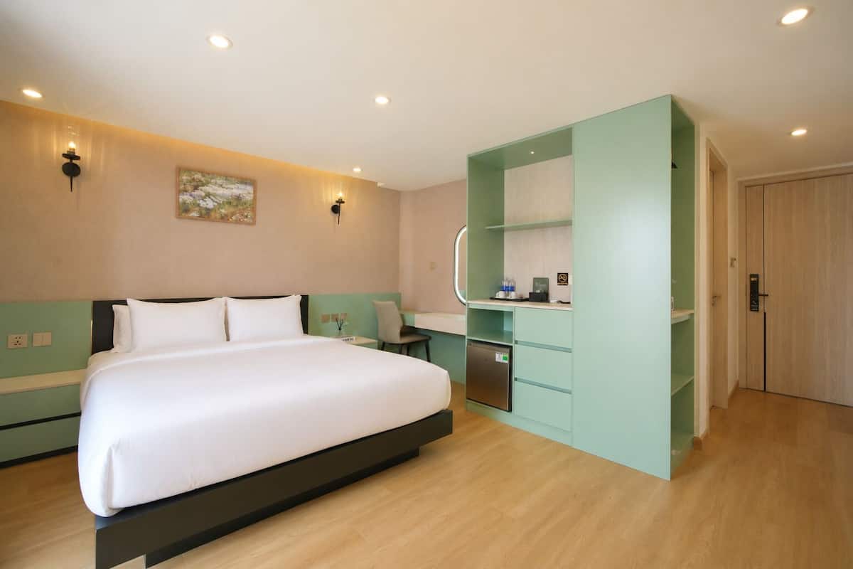 Executive Suite, Balcony | Free WiFi, bed sheets