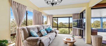 Bay Cottage, Catalina NSW – Spacious coastal getaway sleeps 14.