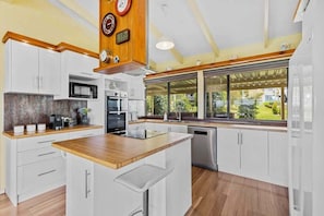 Coffee/tea maker, fridge, microwave, stovetop