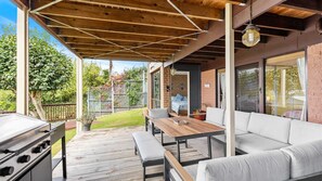 Outdoor dining - Bay Cottage, Catalina NSW – Spacious coastal getaway sleeps 14. (Catalina)