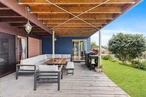 Outdoor dining - Bay Cottage Sleeps 14. Panoramic water views (Catalina)