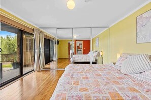 5 bedrooms, iron/ironing board, free WiFi, bed sheets - Bay Cottage Sleeps 14. Panoramic water views (Catalina)