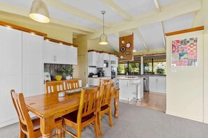 Dining - Bay Cottage Sleeps 14. Panoramic water views (Catalina)