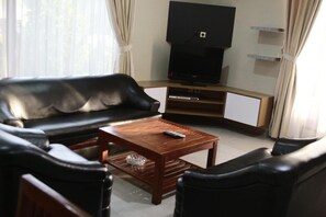 Living area - Hotel Pondok Asri Tawangmangu (Tawangmangu)