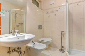 Bathroom - Holiday apartment Lovely Apartment near the sea and city centre (Novigrad)