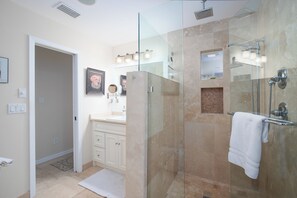 Shower, hair dryer, bidet, towels - Serene Bayfront Paradise - Private Pool, Kayaks, Hammocks, Views & Dogs Welcome! (Fort Walton Beach)