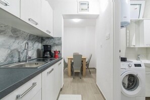 Fridge, oven, stovetop - Holiday apartment with terrace (Novigrad)