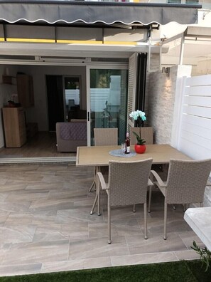 Outdoor dining - Holiday apartment with terrace (Novigrad)