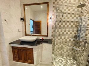 Standard-Zweibettzimmer | Badezimmer