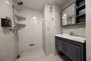 Habitación estándar con 2 camas individuales, vistas a la ciudad | Baño