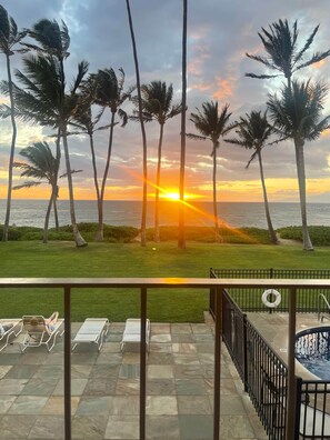Terrace/patio - Oceanfront Kihei Condo • Stunning Sunsets •  Beach Access •  Maui Getaway (Kihei)
