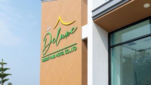 A building with a sign that reads 'Deluxe Resort and Hotel Co., Ltd.' - Deluxe Hotel Chaiyaphum (Chatturat)