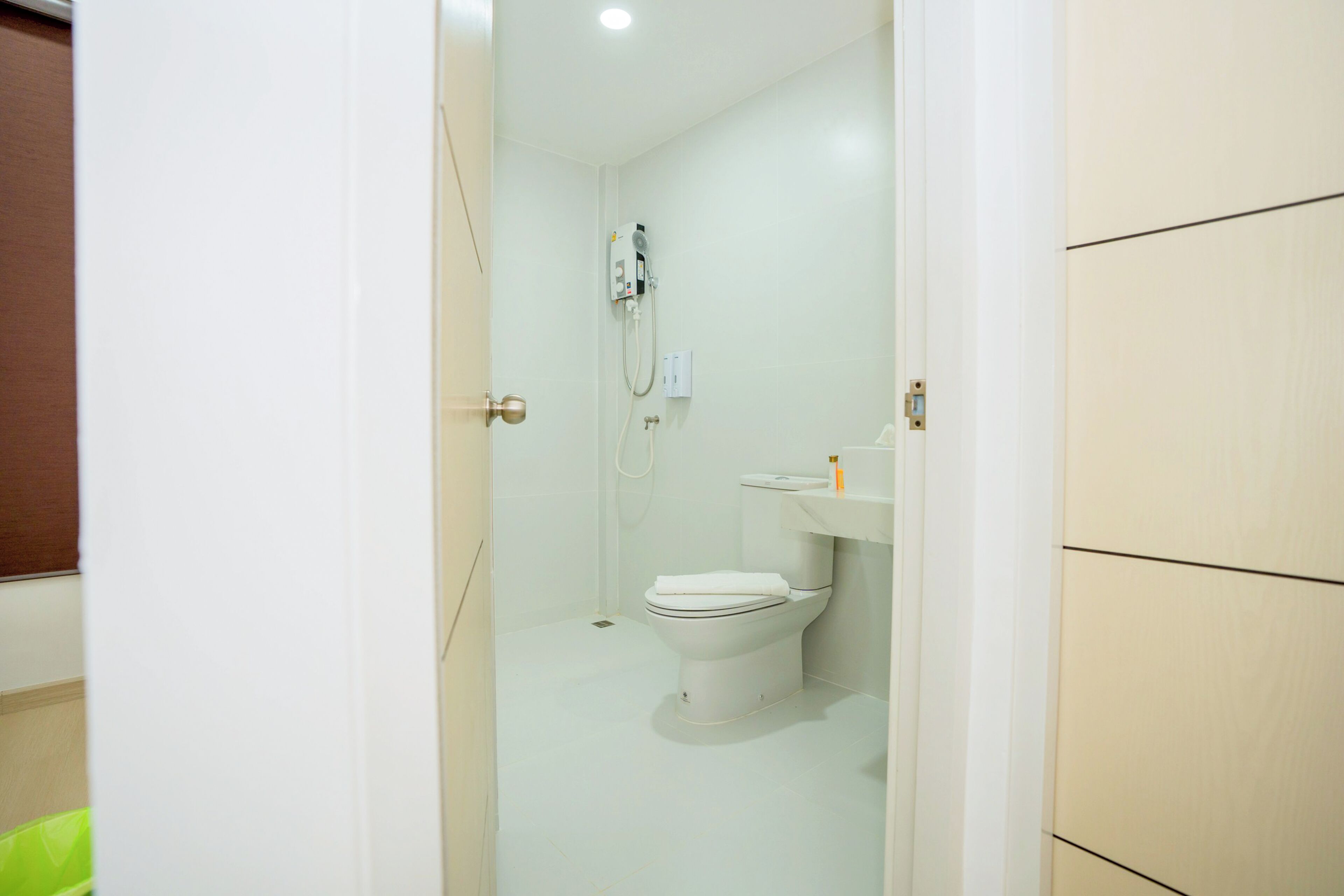 Une salle de bain avec des toilettes, une douche et un lavabo.
