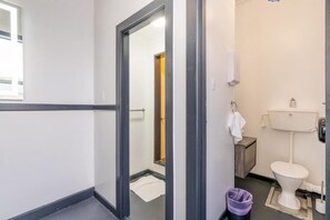 Bathroom - Railway Hotel Winton (Winton)