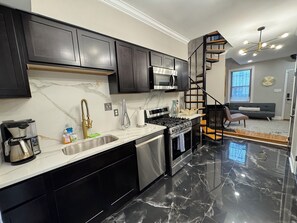 Private kitchen - Prime Location Great Entire Stylish Townhouse (Washington)