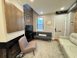 Living area - Prime Location Great Entire Stylish Townhouse (Washington)