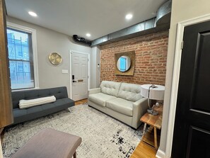 Living area - Prime Location Great Entire Stylish Townhouse (Washington)