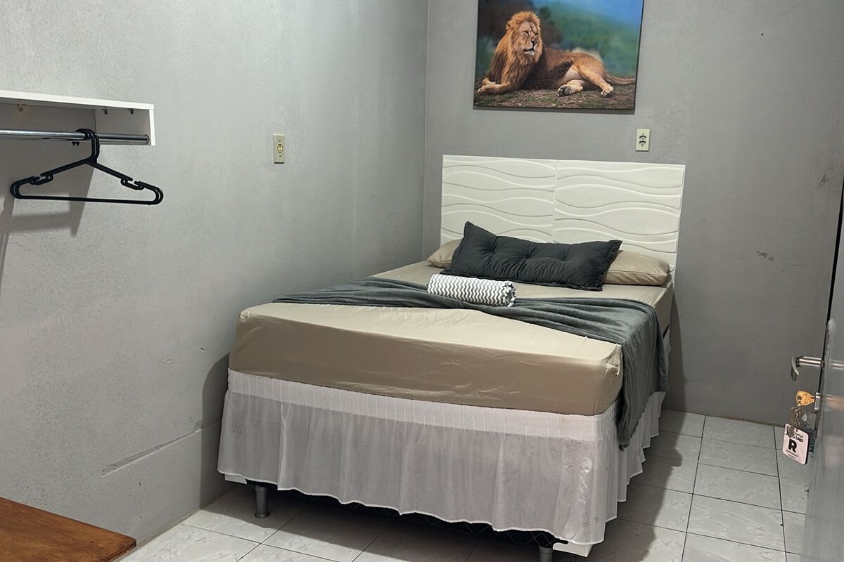 Basic Single Room | Desk