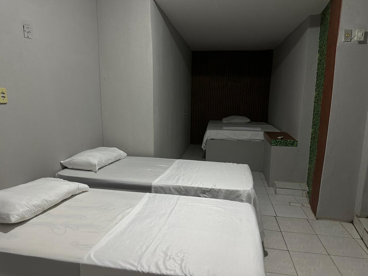 Quarto triplo clássico, vista para a cidade | Escrivaninha