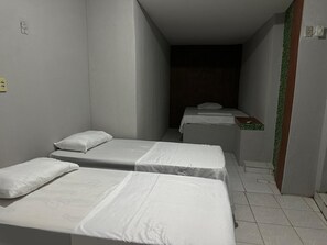 Classic Triple Room, City View | Desk - Pousada O leão (Piaçabuçu)