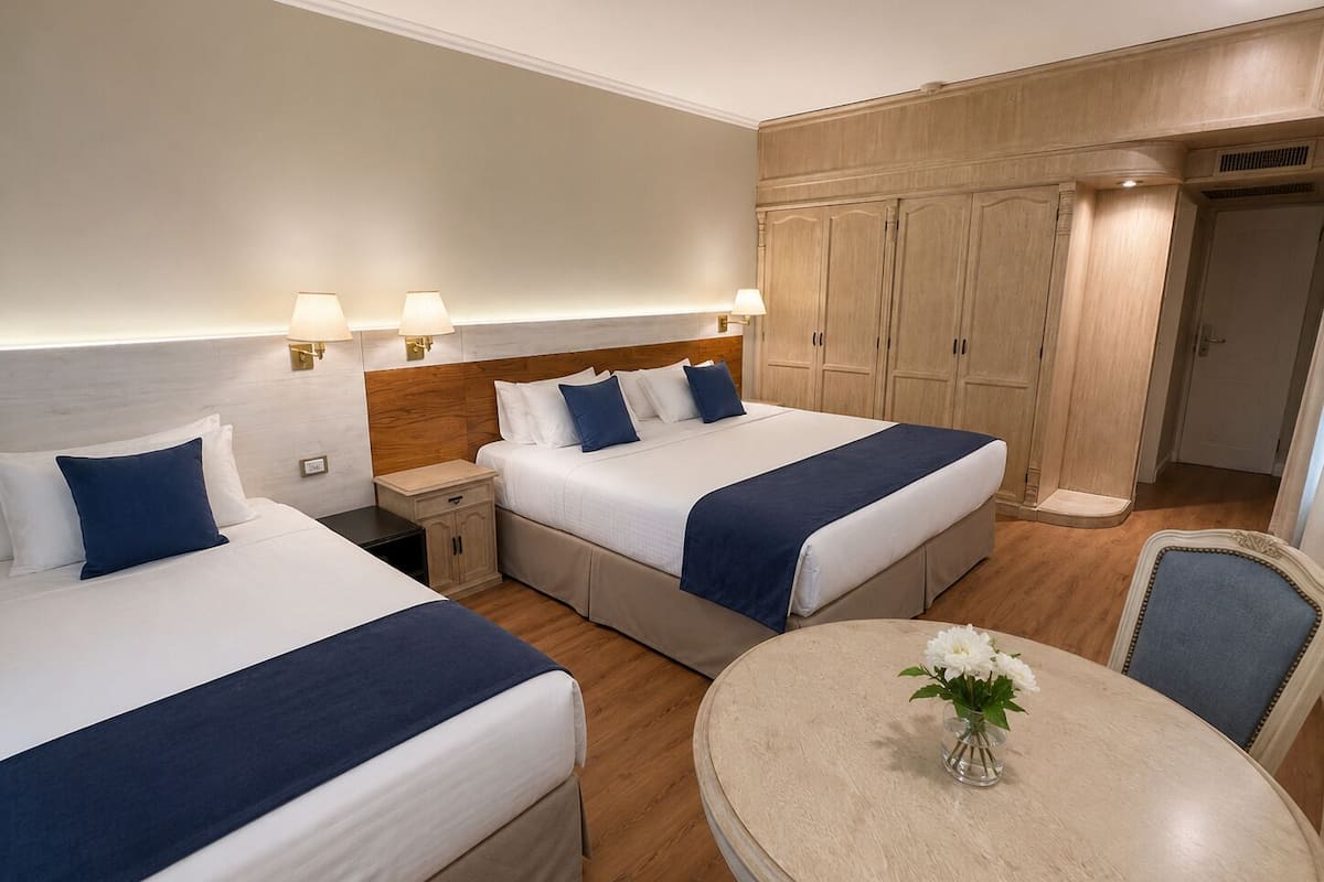 Quarto triplo clássico | Cofres nos quartos, Wi-Fi de cortesia