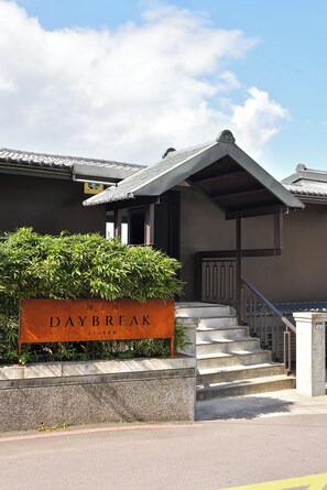 Exterior - Daybreak (New Taipei City)