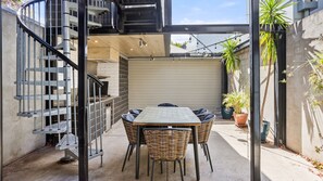Outdoor dining - Albertine House - beautiful single-fronted weatherboard Victorian home i (Albert Park)
