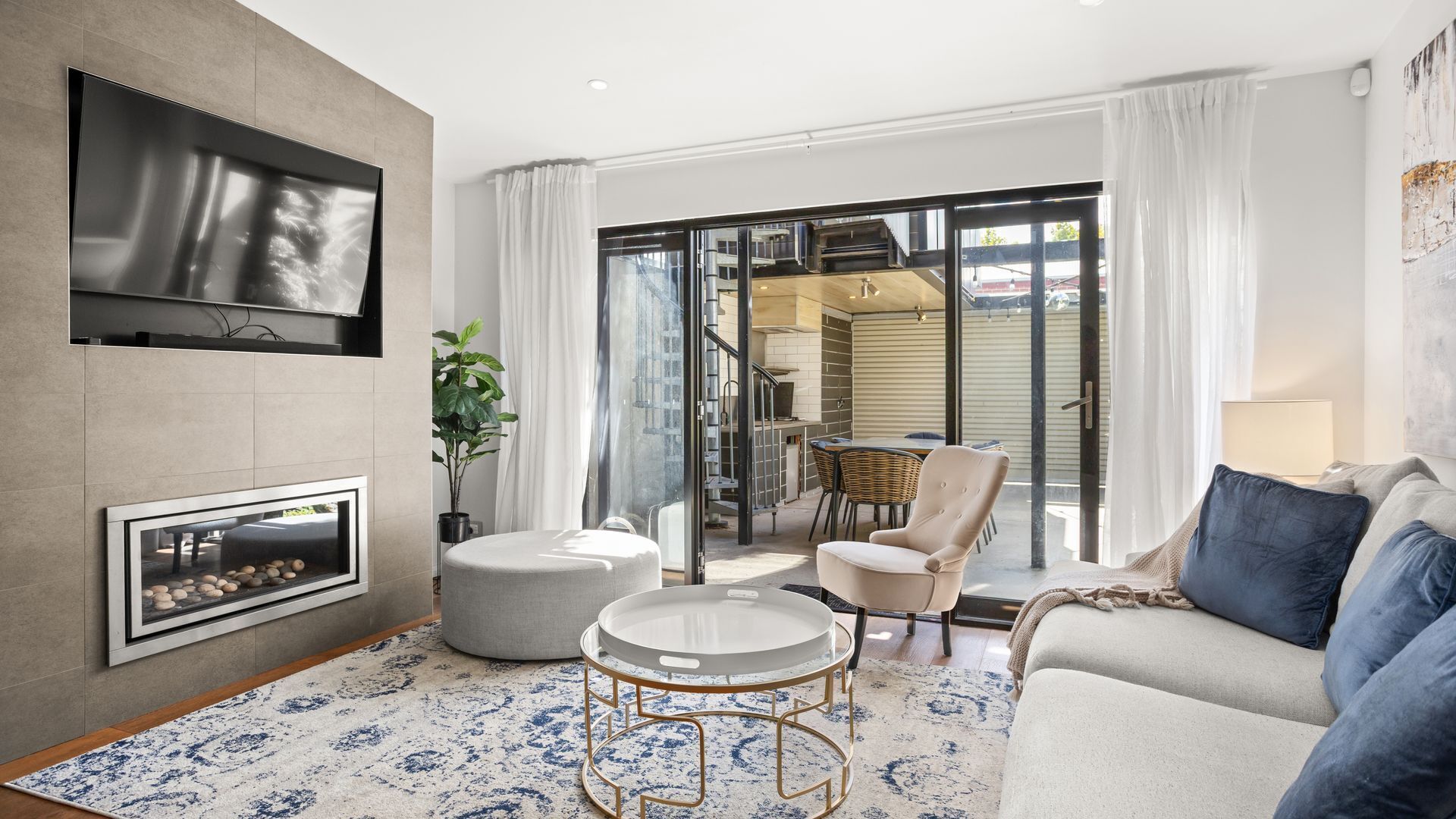Smart TV, fireplace
