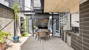 Outdoor dining - Albertine House - beautiful single-fronted weatherboard Victorian home i (Albert Park)