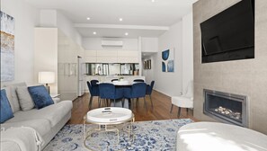 Living area - Albertine House - beautiful single-fronted weatherboard Victorian home i (Albert Park)