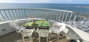 Outdoor dining - 33rd floor apartment (Cartagena de Indias)