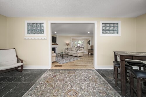 3 bed 1 bath retreat in Vancouver WA w/ Sun Deck close to downtown Vancouver WA