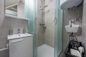 Dusche, Haartrockner, Handtücher